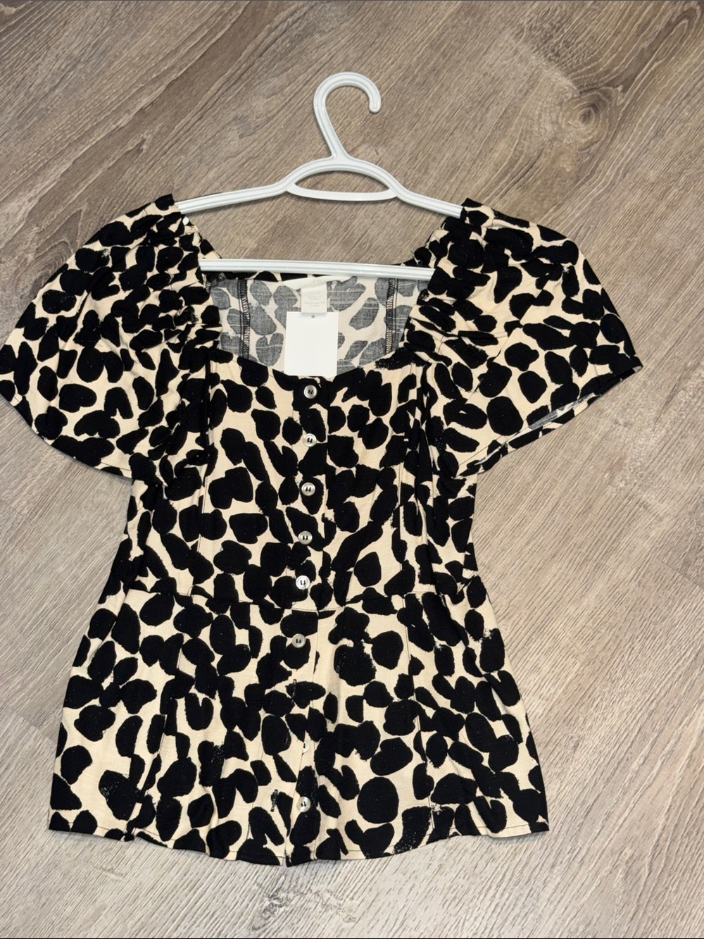 H&M Black and Cream Button-Front Puff Sleeve Top